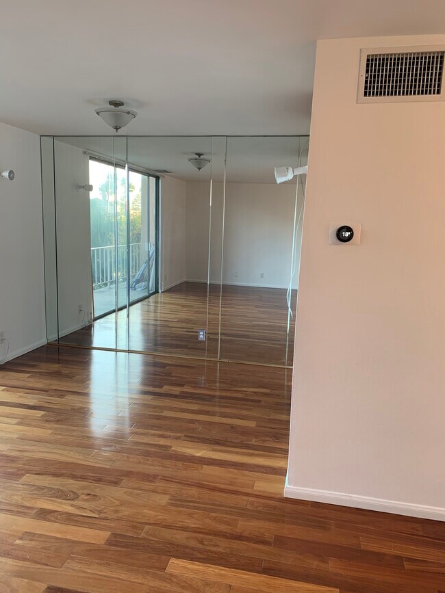 Building Photo - 100 S Doheny Dr