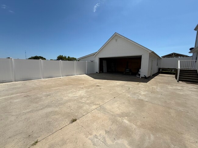 Building Photo - 105 Ainsley Rd