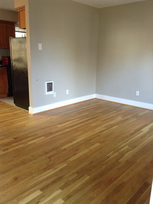 Building Photo - Lower 1 bed, off street parking, hardwoods...