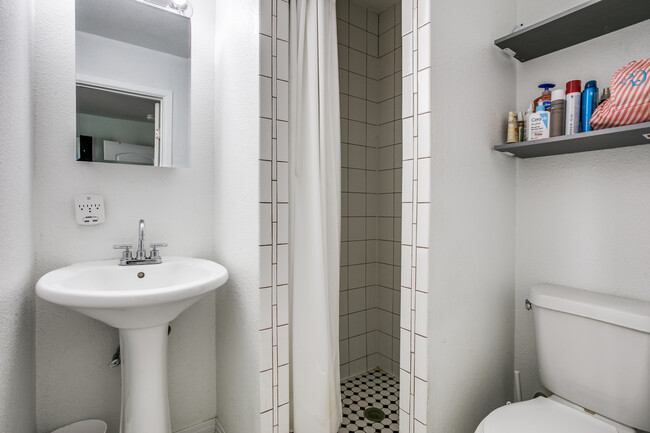 Nice little bathroom, ensuite - 3241 Sandage Ave