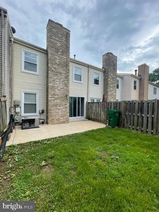 Building Photo - SPACIOUS TOWNHOUSE IN GAITHERSBURG