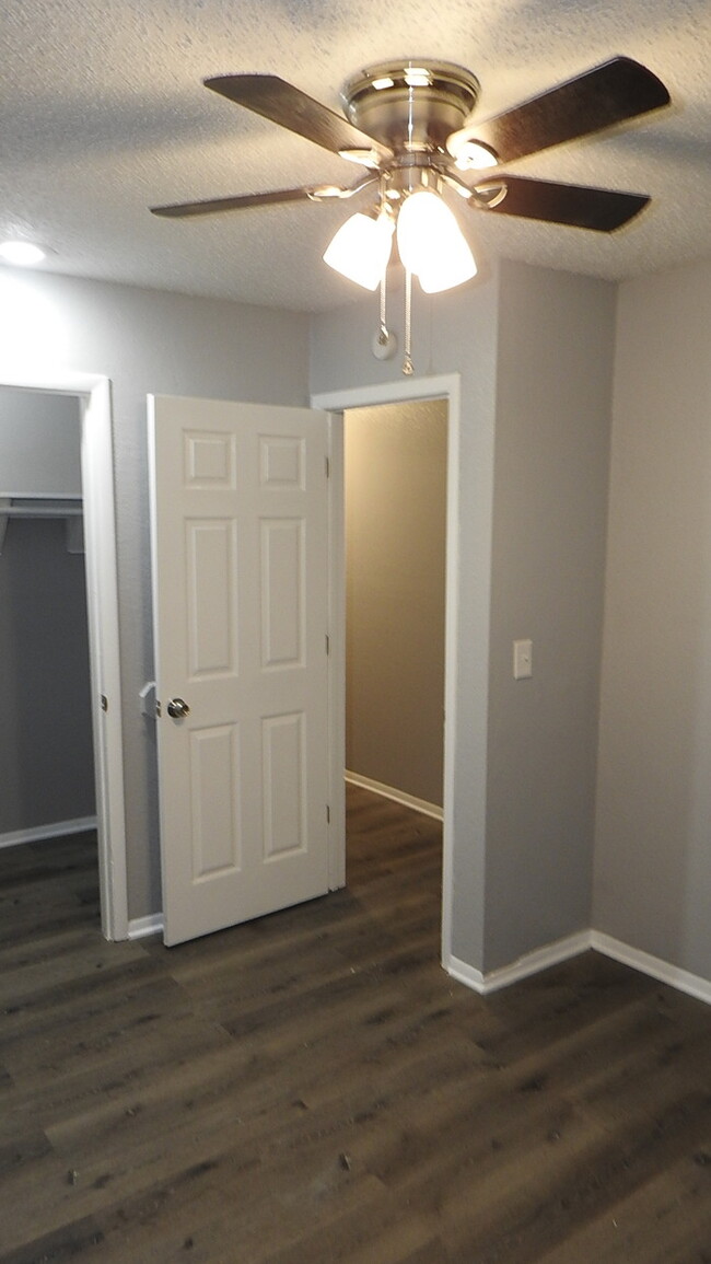 Building Photo - 3bed-2 full bath townhome for rent in Nort...