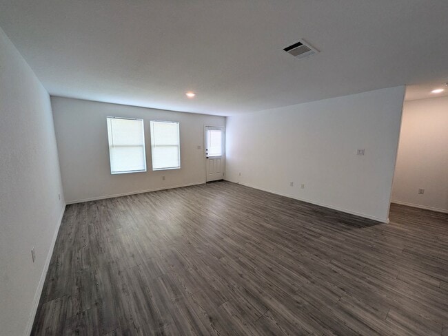 Building Photo - Fresh and Clean in New Braunfels!!