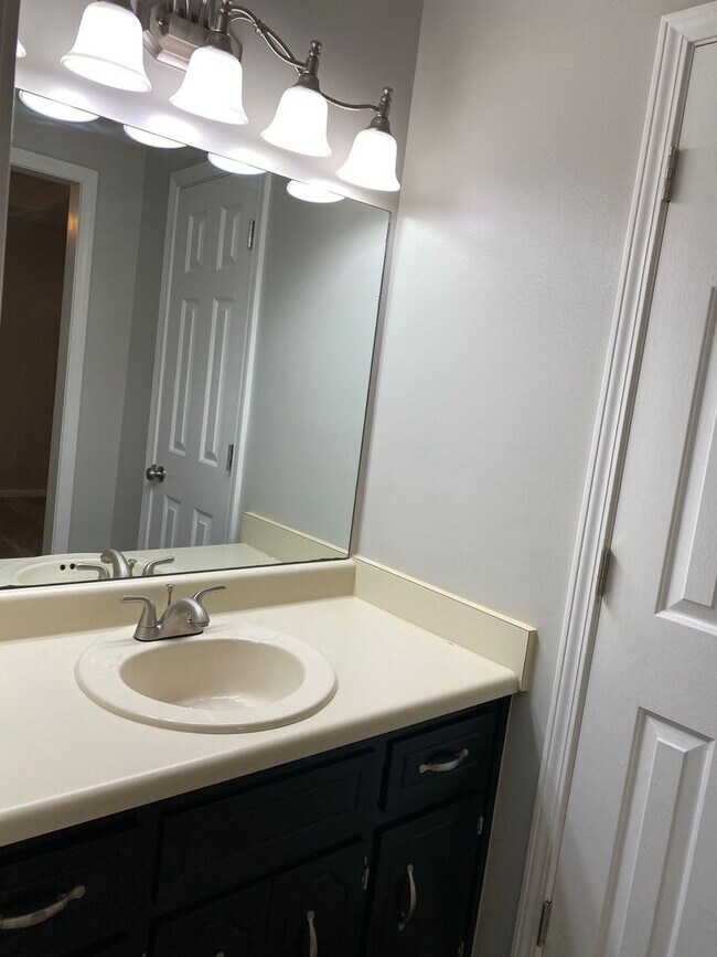 Building Photo - Beautifully Updated 3 Bed/2 Bath Home with...