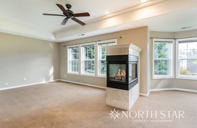 Building Photo - Spacious Elegance in Lake Oswego