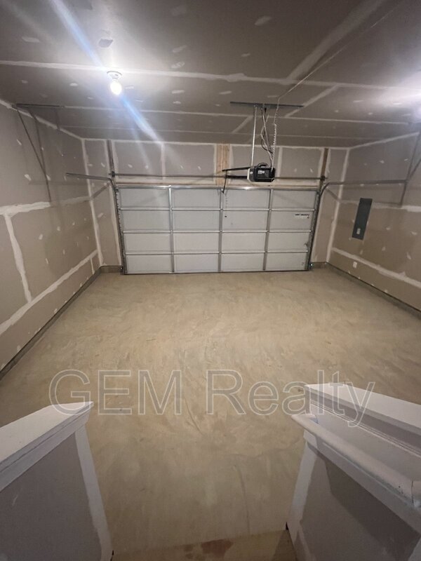 Building Photo - 3275 White Tail Drive