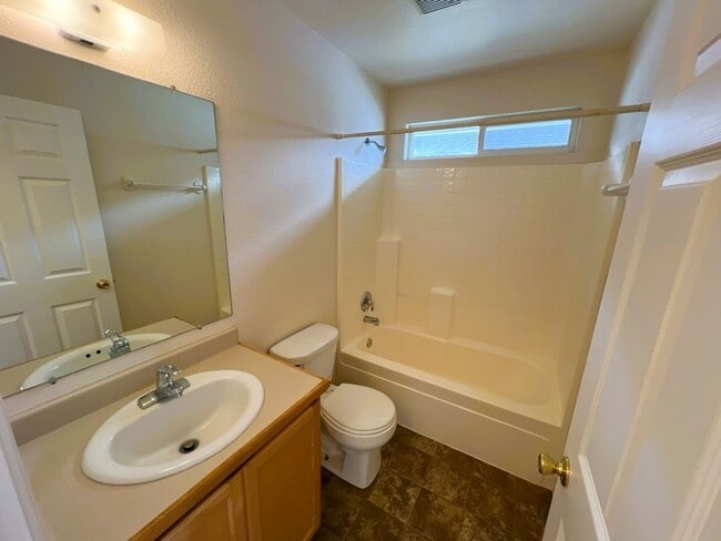 Building Photo - Spacious 3-bed 2-bath home with attached g...