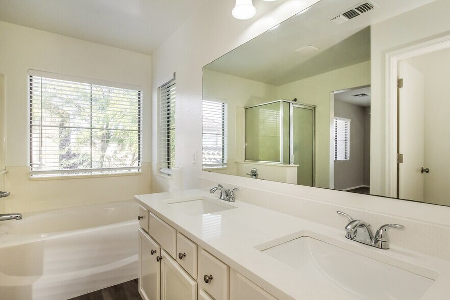 Building Photo - 943 E Agua Fria Ln