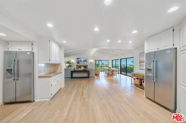 Building Photo - 9305 Beverlycrest Dr