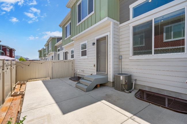 Building Photo - 4287 Golden Grv