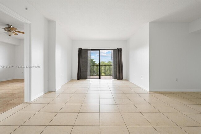 Building Photo - 9340 Fontainebleau Blvd