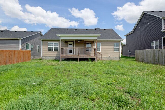 Building Photo - Sharp 3 bed 2 bath with Bonus room and nice fenced yard.