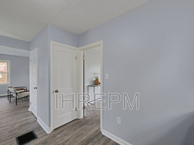 Building Photo - 315 S Southampton Ave