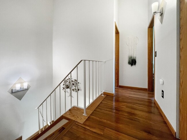 Building Photo - 2040 Shenandoah Ct