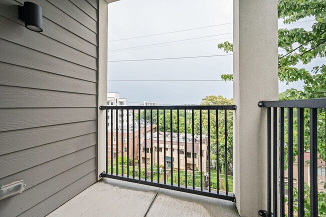 Building Photo - 542 Boulevard NE