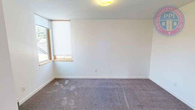 Building Photo - Modern Townhome In SE  2 Bdrm +Loft- Large...