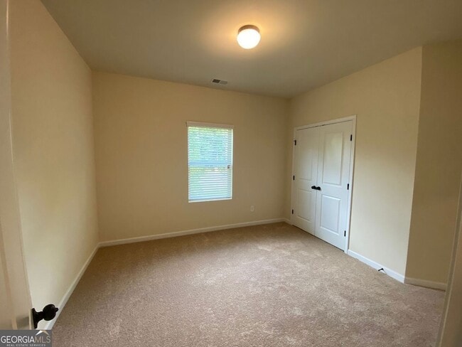 Building Photo - 5595 Mirror Lake Dr