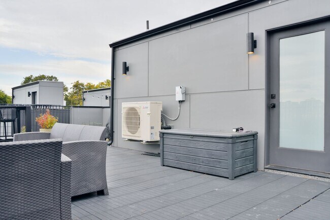 Building Photo - Modern 3 bed/ 2.5 bath townhome in Ballard!