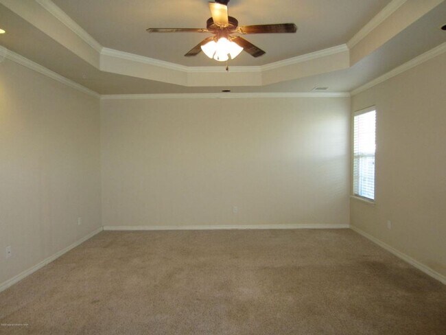 Building Photo - Located in City View 3/2/3 car garage