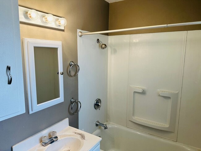 Building Photo - 3 bedroom house - Pet Friendly, Garage, Fenced Yard