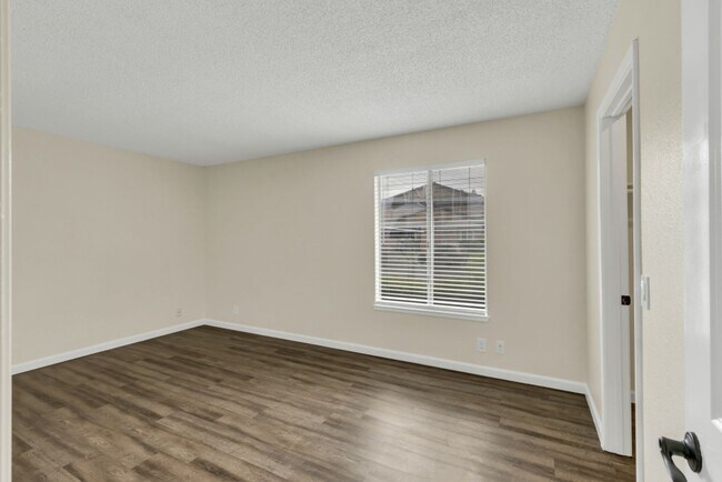 Building Photo - Great 2 Bedroom Condo in Gated Community