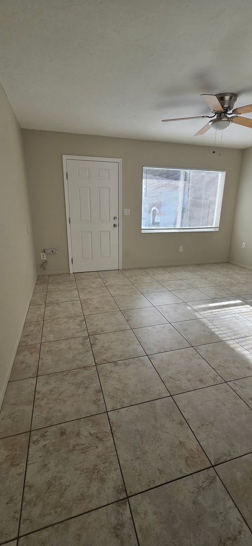 Building Photo - 2/1 Home in suberb location, pet friendly!