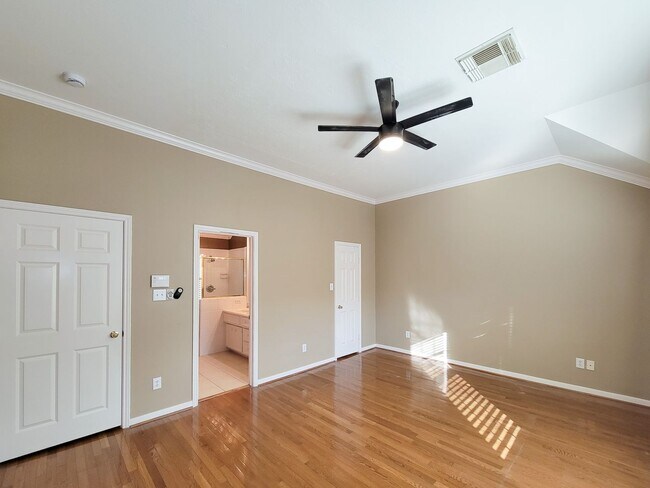 Building Photo - Great opportunity to lease a wonderful town home in the Montrose /Midtown location and within eas...