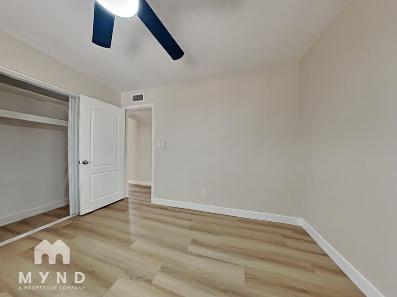 Building Photo - 5721 S Siesta Ln