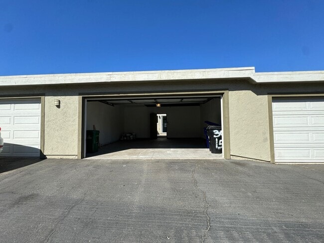 Building Photo - Fully renovated Condo