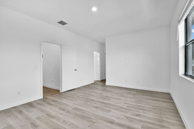 Building Photo - 706 Del Vista Rd