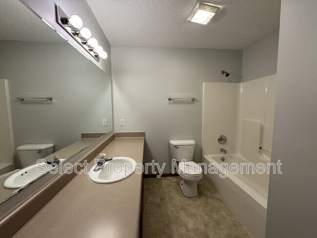 Building Photo - 829 Willen Ln