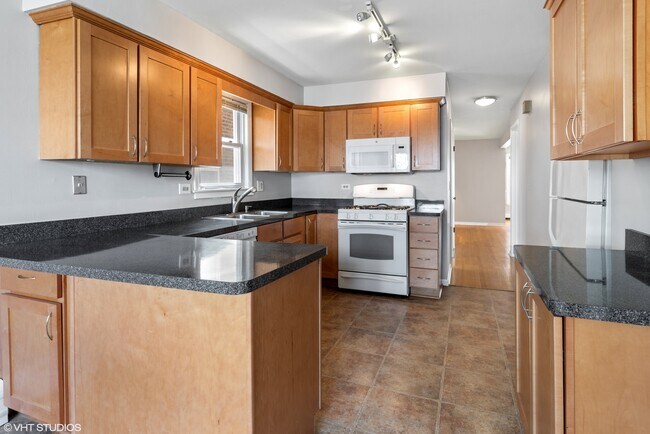 Building Photo - 4912 W Berteau Ave