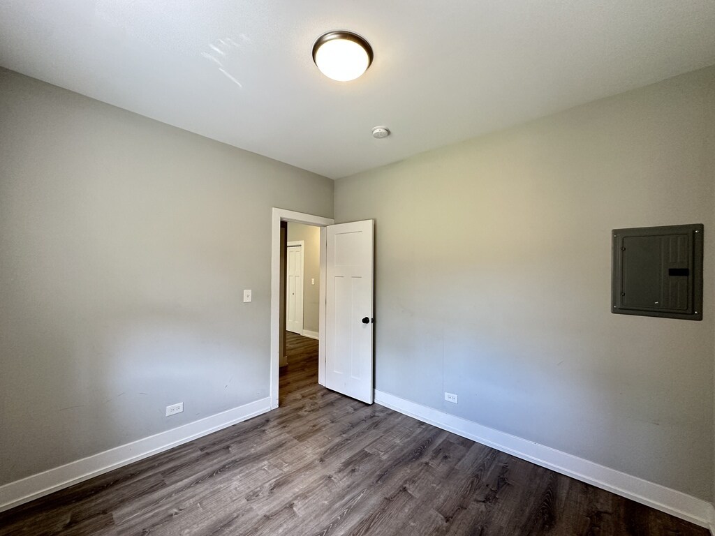 Building Photo - 722 W Brompton
