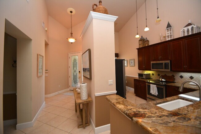 Building Photo - Furnished townhome! Located in Plantation ...