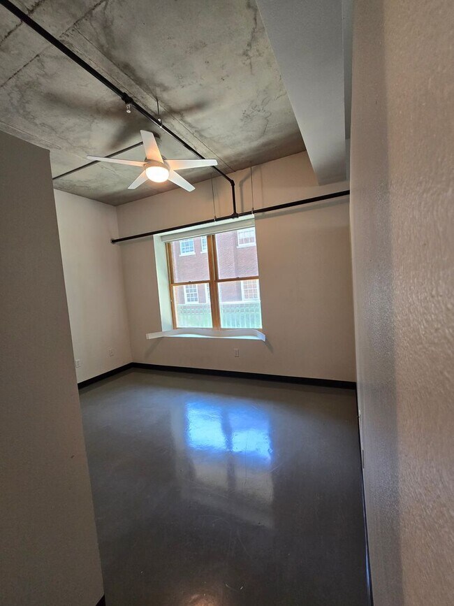 Building Photo - Luxurious 2BR , 2BA 2nd floor loft in East Downtown Area- aprox 1650 sq ft