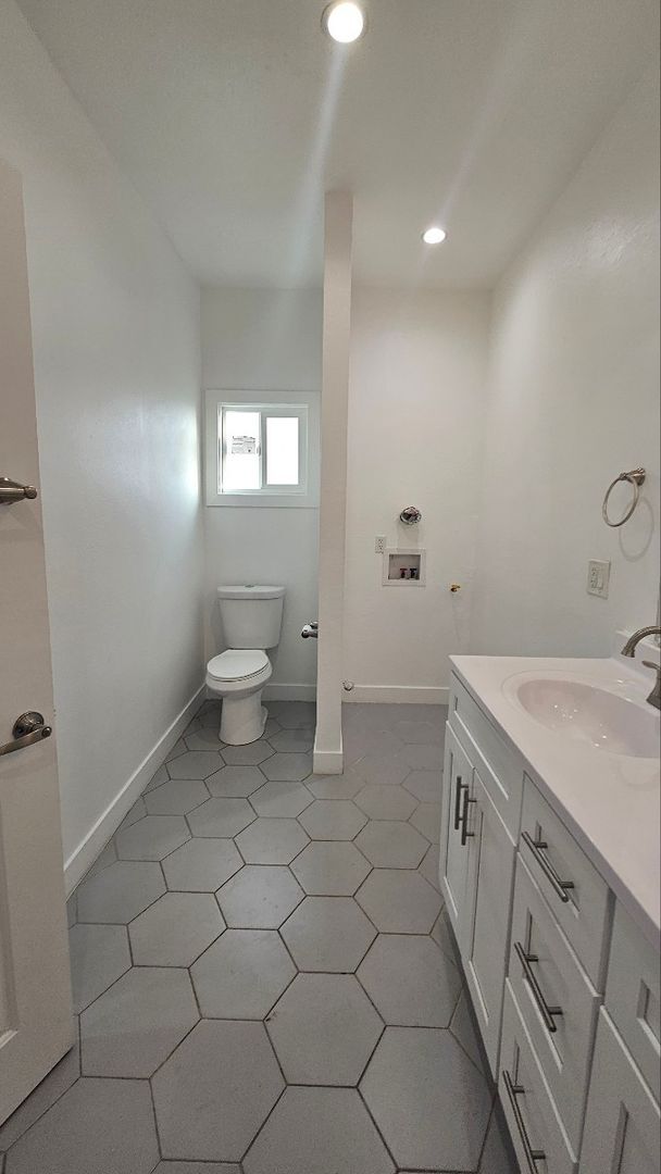 Building Photo - 1100 W 45th St