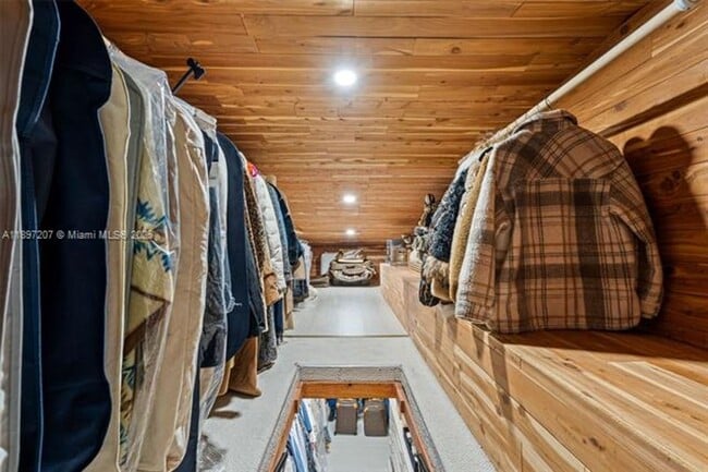 Building Photo - 6124 Paradise Point Dr