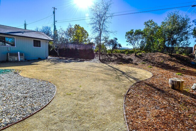 Building Photo - 2455 Knollwood Dr