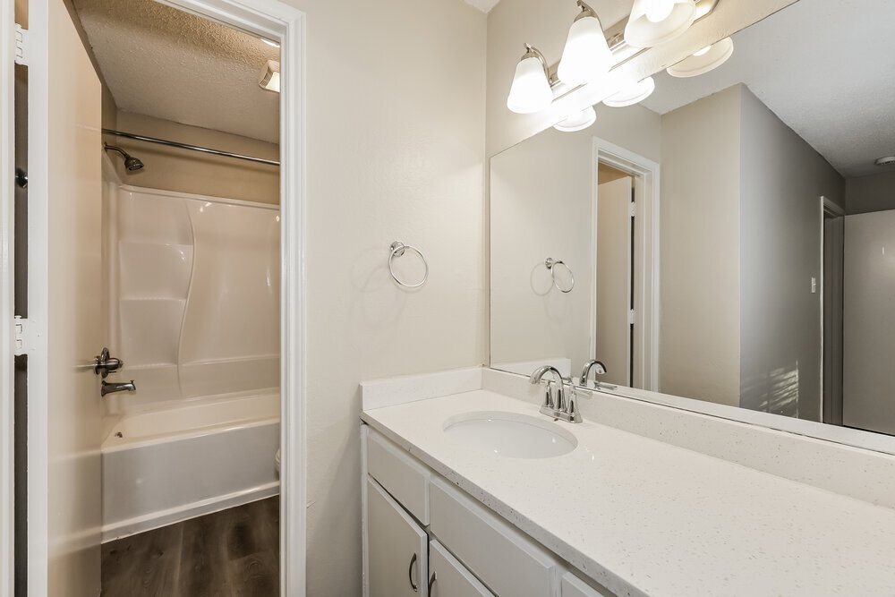 Building Photo - 6004 Cool Springs Dr