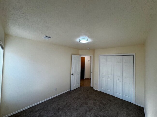 Building Photo - Spacious & Immaculate 3-Bed / 2-Bath Home