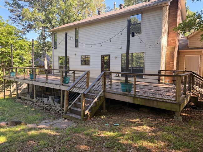 Building Photo - Discover this spacious 4-bedroom, 2.5-bathroom home in Russellville, AR