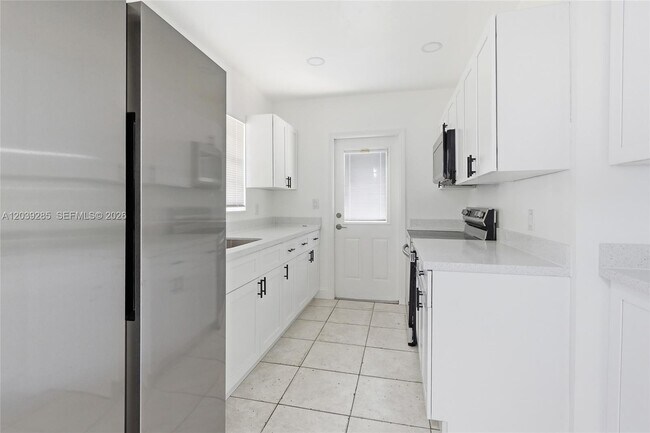 Building Photo - 875 NW 168th Dr