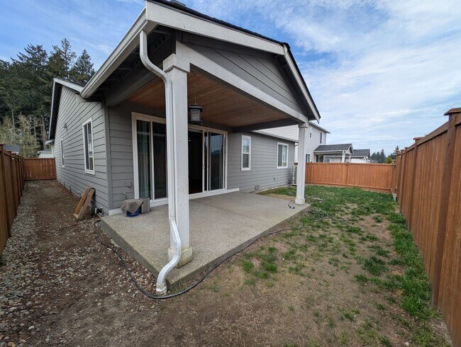 Building Photo - One Story Living in Port Orchard! Large 3 Bedroom Available for Rent!