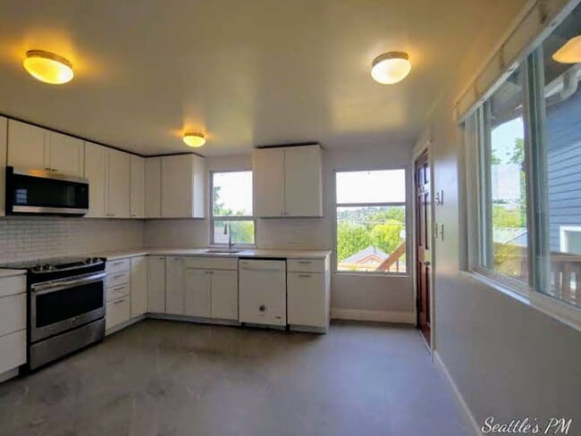 Building Photo - Spacious 2 Bedroom Home in the Pigeon Poin...