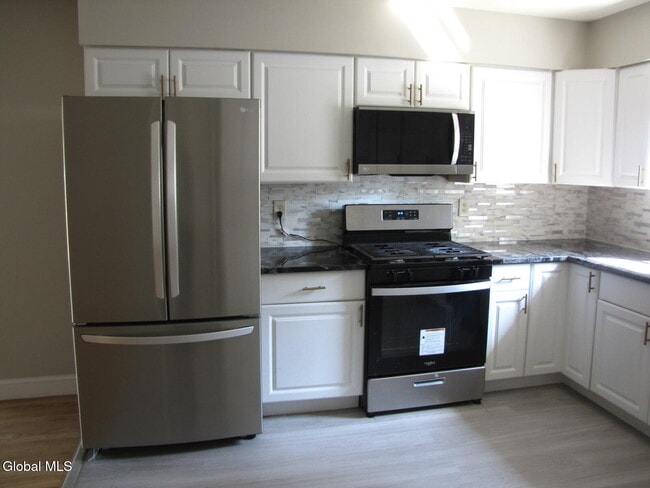 Building Photo - 10 Flicker Dr