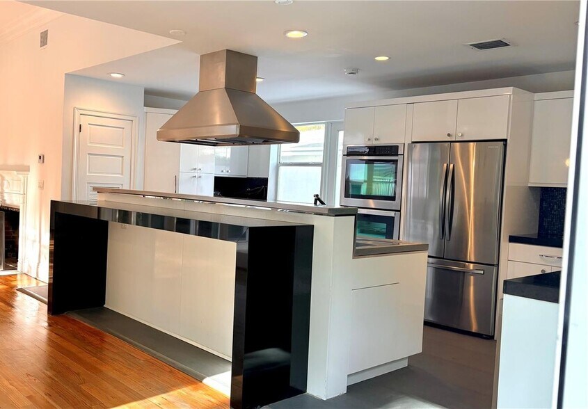 Building Photo - 2301 S Miami Ave