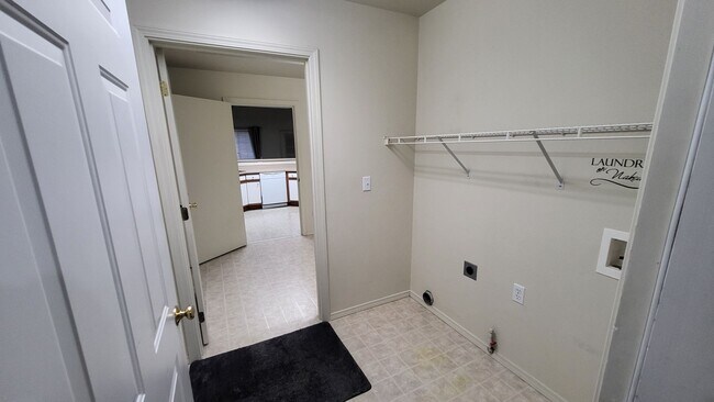 Building Photo - 562 NE Negus Loop
