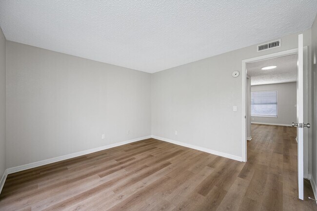 Building Photo - Spacious 1 Bed-1Bath Apartment Newly Renov...