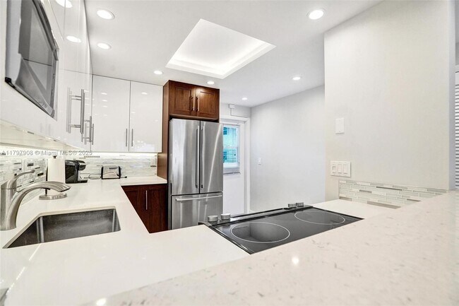Building Photo - 450 Paradise Isle Blvd