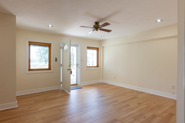 Building Photo - Beautiful home with amazing view